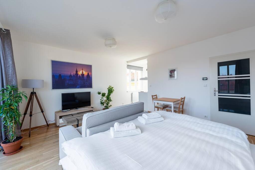 Sunny Safron Apartment Prága Kültér fotó